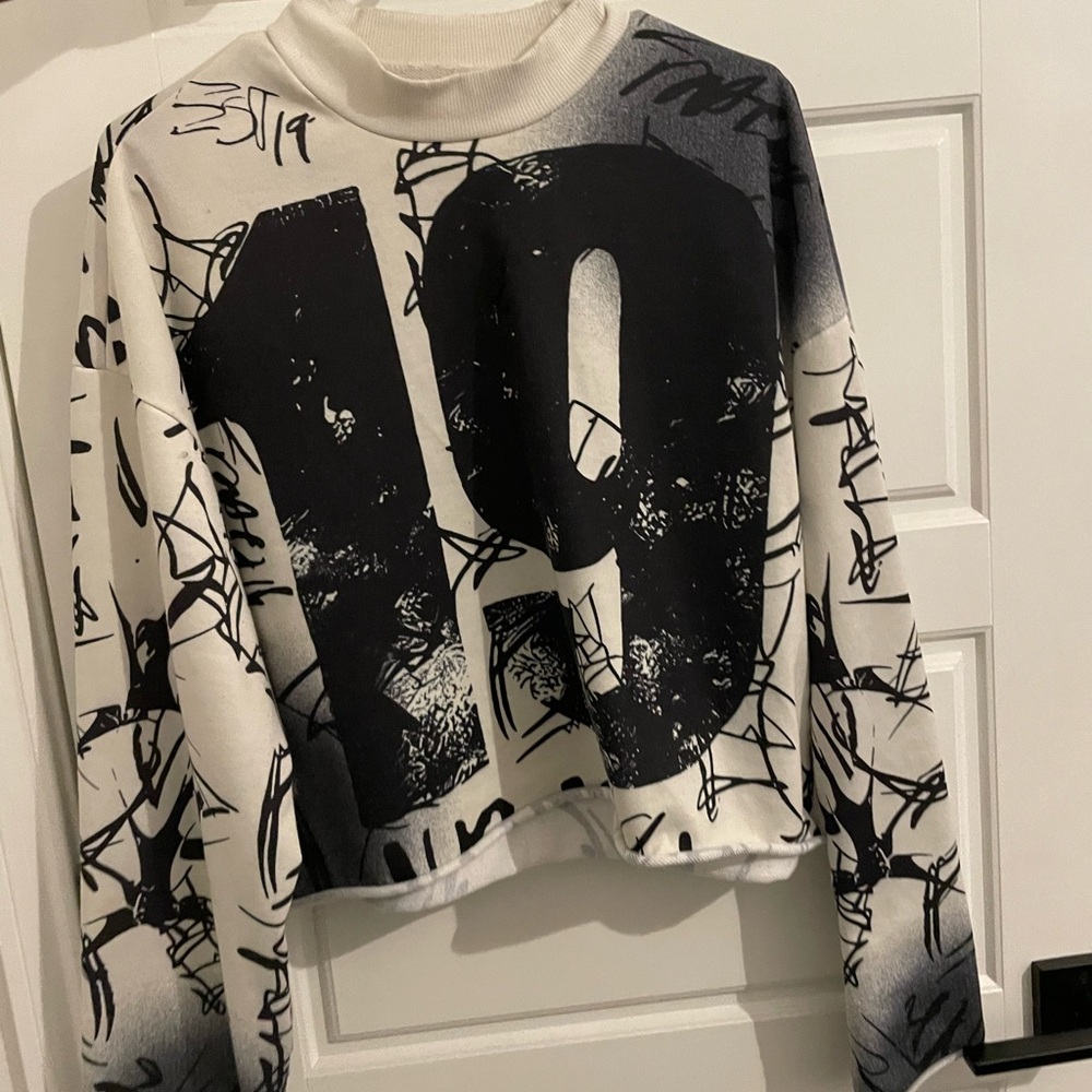 Small White and Black Graphic Cropped Long sleeve shirt